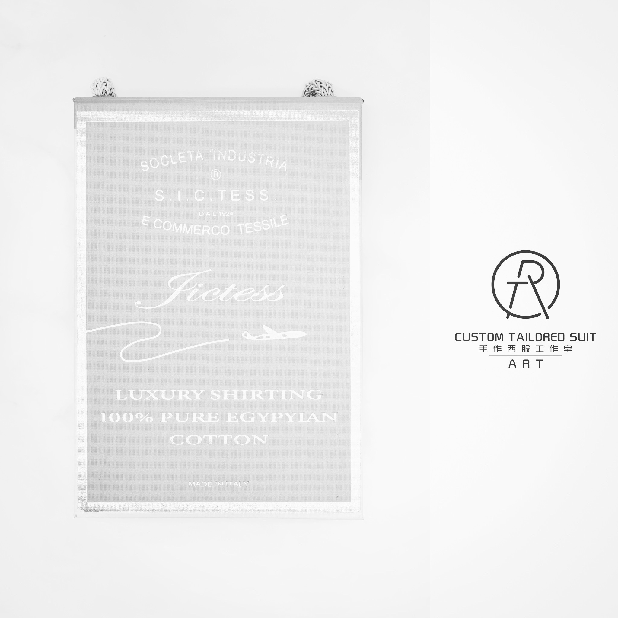 黑白質感的 S.I.C. Tess 認證布標卡，上面印有 100% Pure Egyptian Cotton 與 Made in Italy，右側為 Art 手作西服工作室徽標